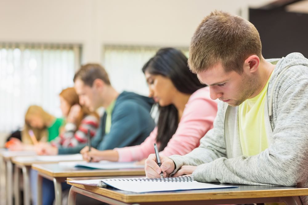 Étudiants en classe qui prennent des notes