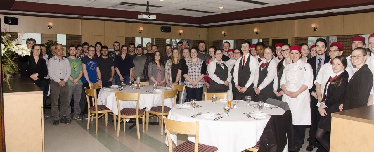 Groupe d'étudiants salle à manger pédagogique