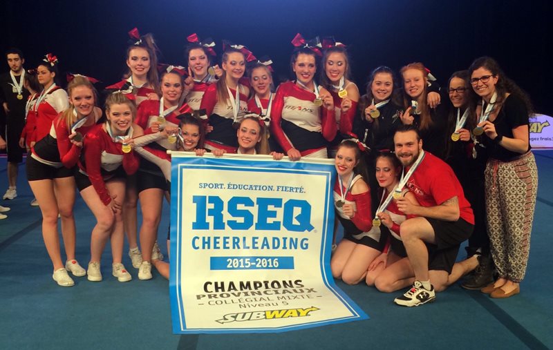 Équipe de cheerleading championnat provincial 2016 avec bannière