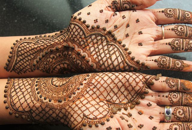 Tatouage au henné sur mains