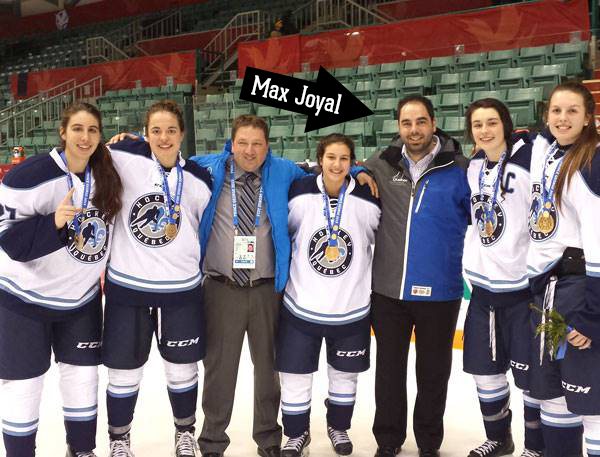 Max Joyal et une partie de l'équipe de hockey