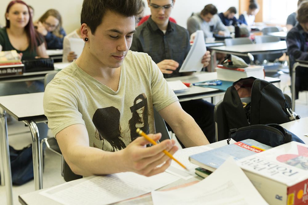 jeune homme en classe