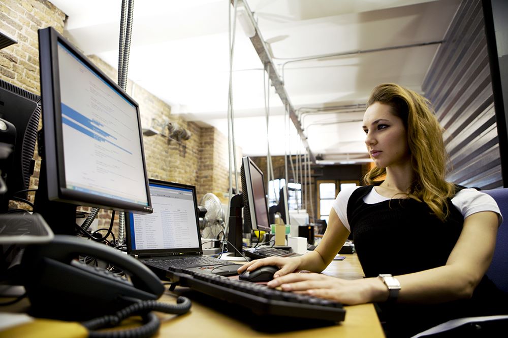 fille programmation à l'ordinateur