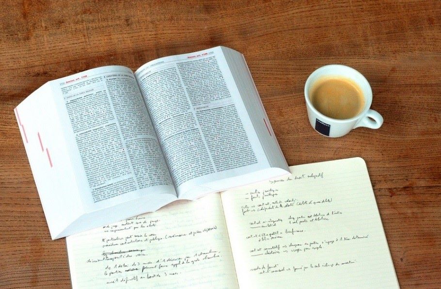 préparation examens dictionnaire livre et café