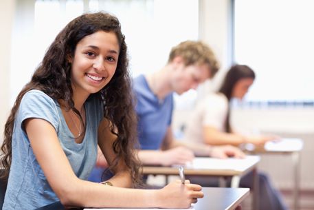 Étudiant qui tient un crayon