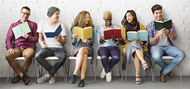 Étudiants assis lecture