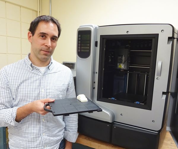 Jean-François Bertrand, étudiant en génie mécanique avec une pièce imprimée sur imprimante 3D