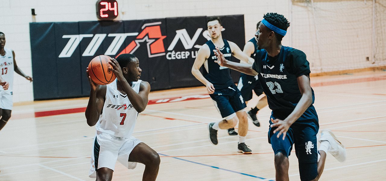 Joueurs de basketball en action