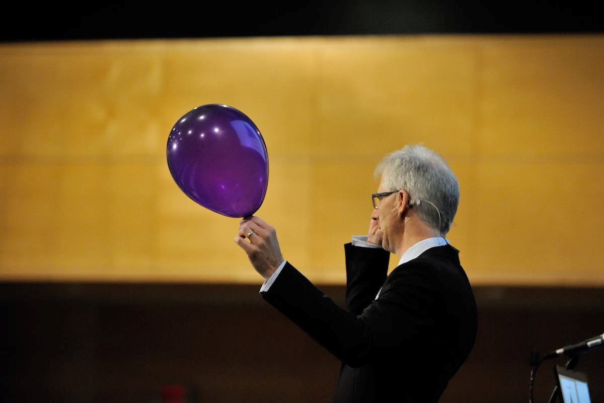 Conférence Denis François Gravel avec balloune mauve