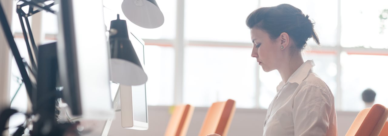 Femme sérieuse au travail