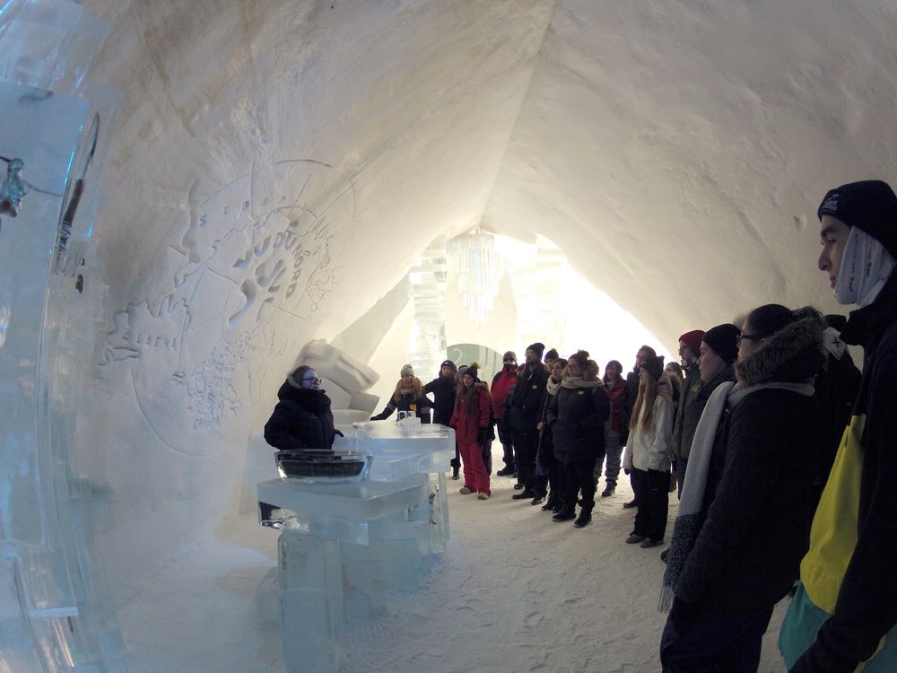 Étudiants à l'Hôtel de glace