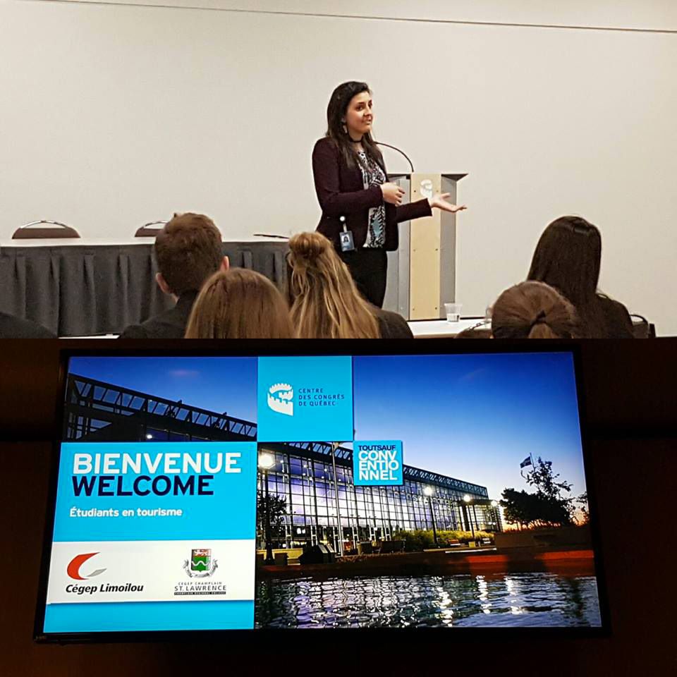 Étudiants au Centre de congrès 