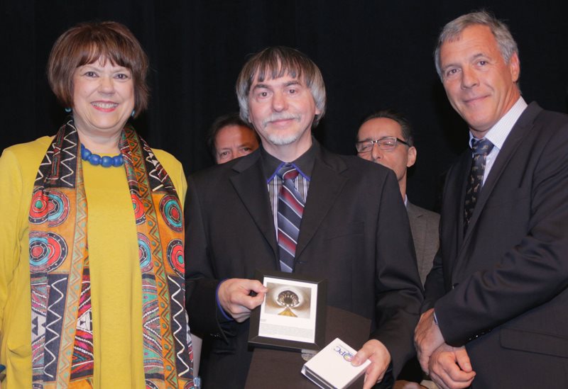 Hélène David, ministre de l’Enseignement supérieur; le lauréat Daniel Trudel, enseignant au Cégep Limoilou et Richard Moisant, président de l’AQPC – crédit photo Massimo Triassi