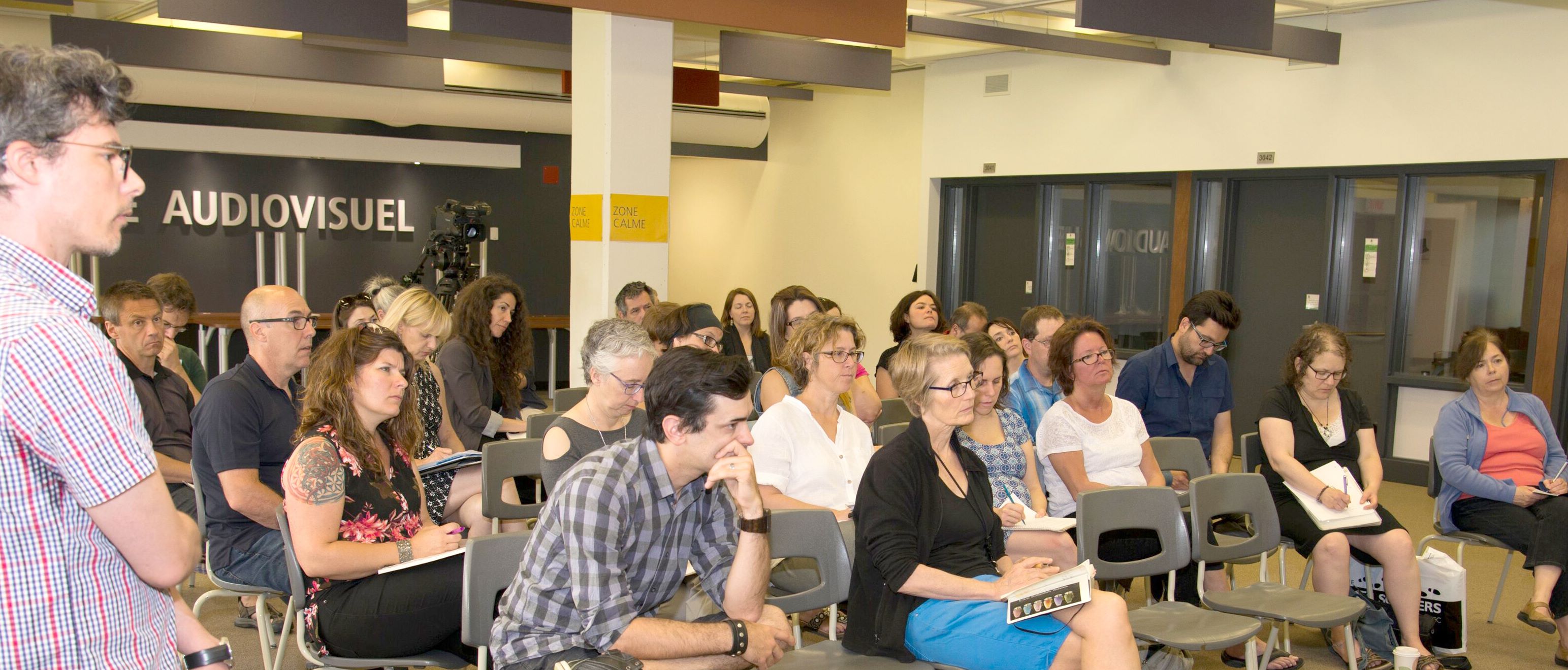 Conférence fausse nouvelle assistance