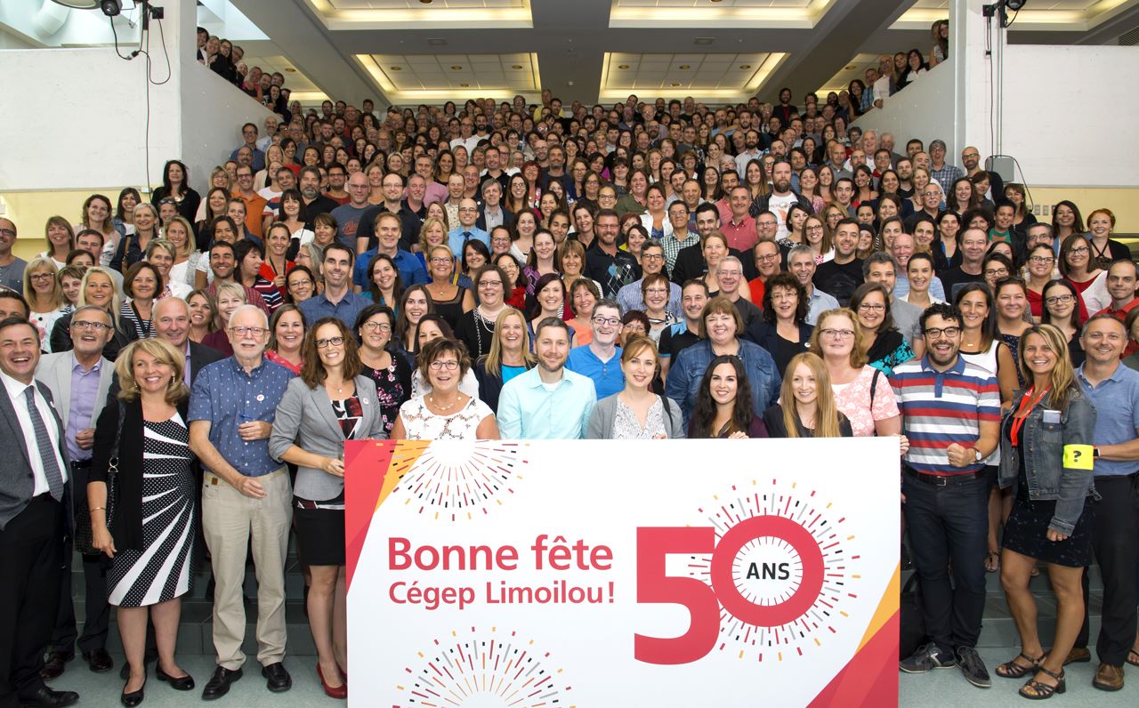 Groupe employés grand escalier 50 ans du Cégep Limoilou