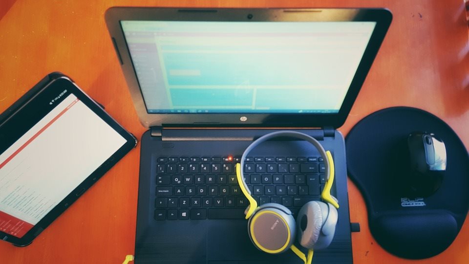 Ordinateur, écouteurs et tablette