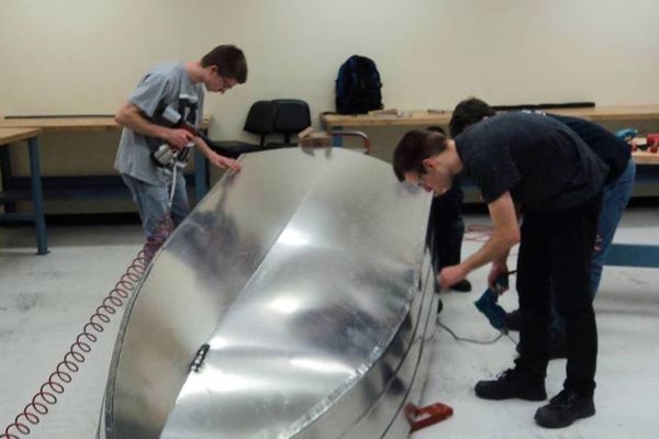 Étudiants en génie mécanique qui travaillent sur une chaloupe
