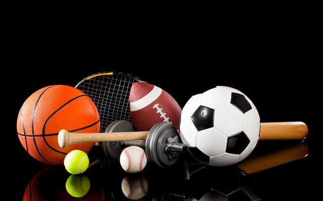 Accessoires de sports : ballons, raquette, haltères et bâton.