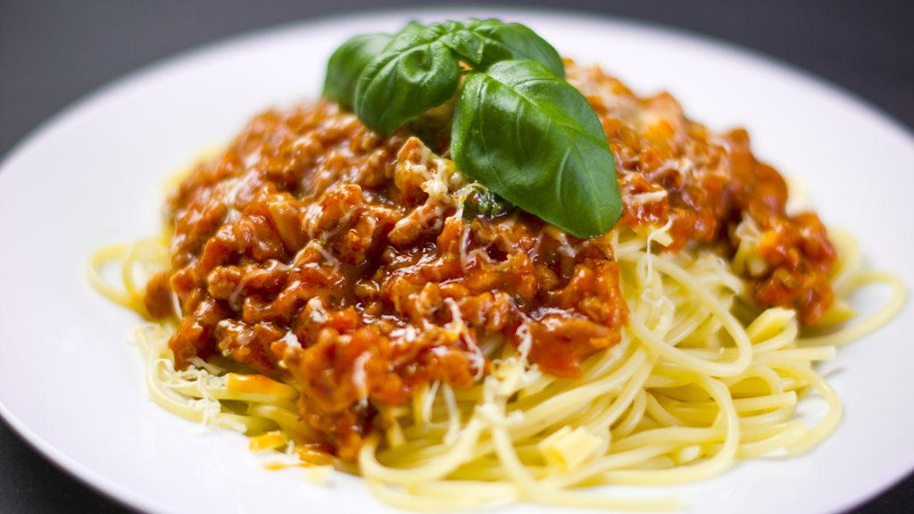 Spaghetti avec feuilles de basilic