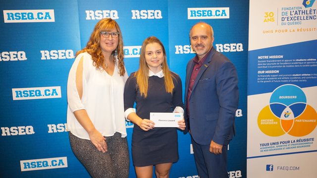 Florence est accompagnée de madame Patricia Demers, directrice générale de la FAEQ et de monsieur Gustave Roel, président-directeur général du RSEQ