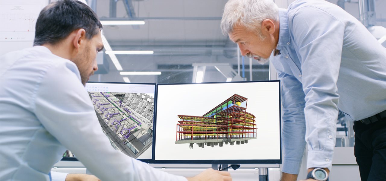 Enseignant et étudiant à l'oeuvre sur des maquettes