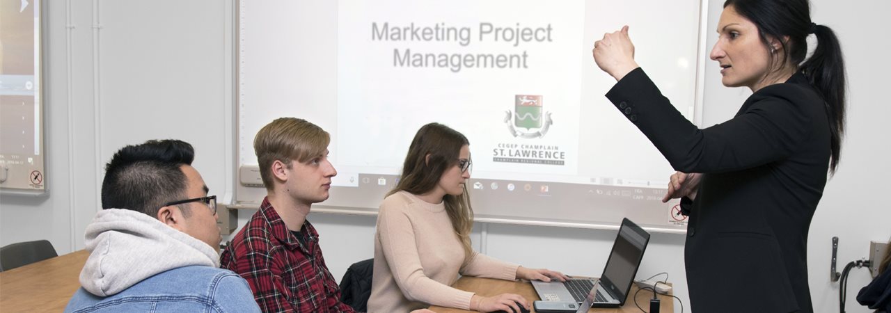 Étudiants en classe devant ordinateur