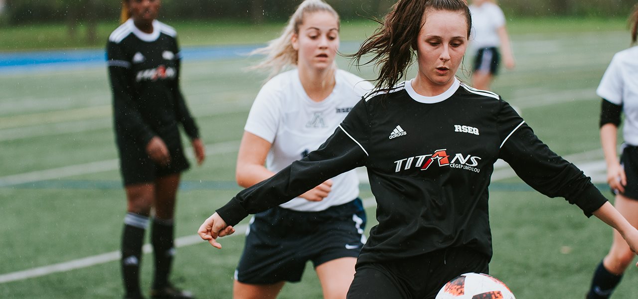 filles jouent soccer