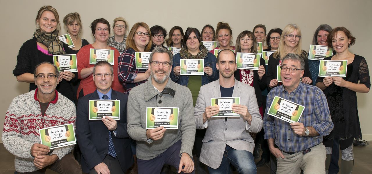 Membres du comité de prévention du suicide avec affichettes