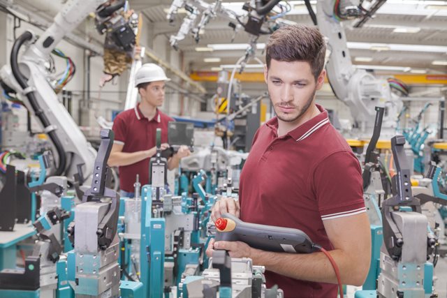 Hommes en usine