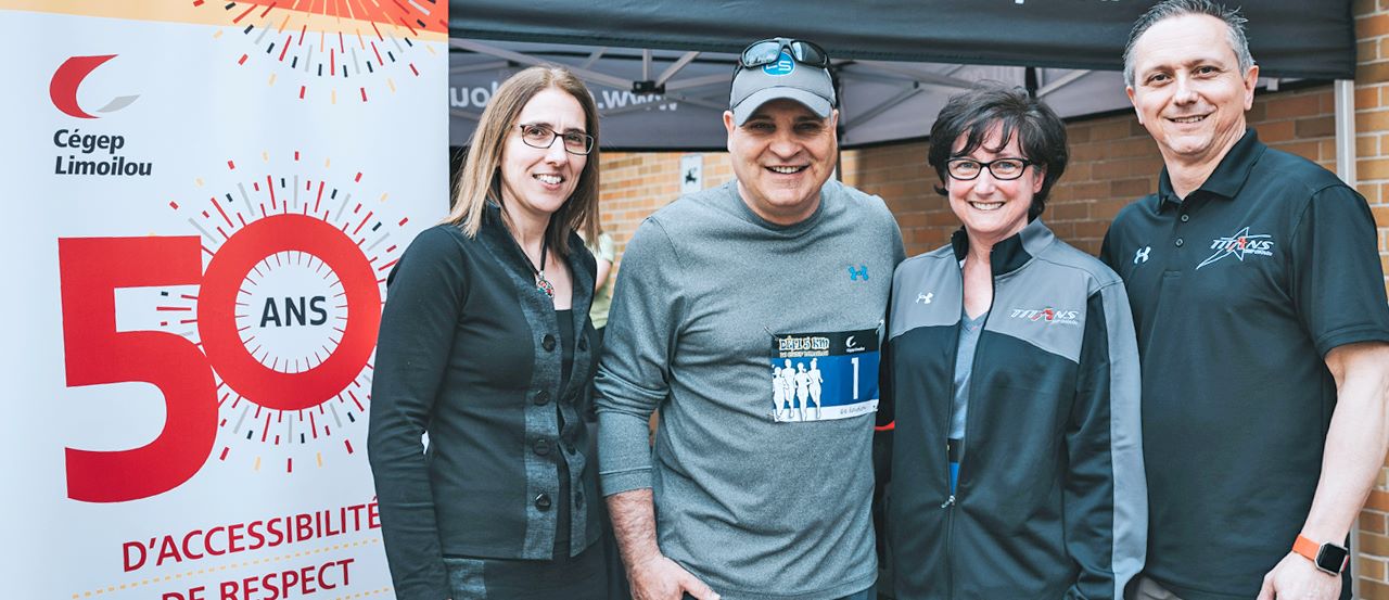 Chantal Arbour, directrice des études, Carl Larouche, président d’honneur du Défi 5 km 2018 et journaliste du réseau TVA Sports, Marie-José La Haye, directrice des affaires étudiantes et communautaires, et Jean-Noël Corriveau, responsable des sports.