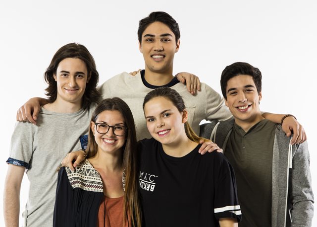 Groupe d'étudiants souriants