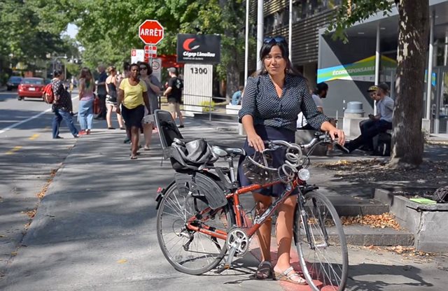 Marie-Claire en vélo devant le Cégep Limoilou