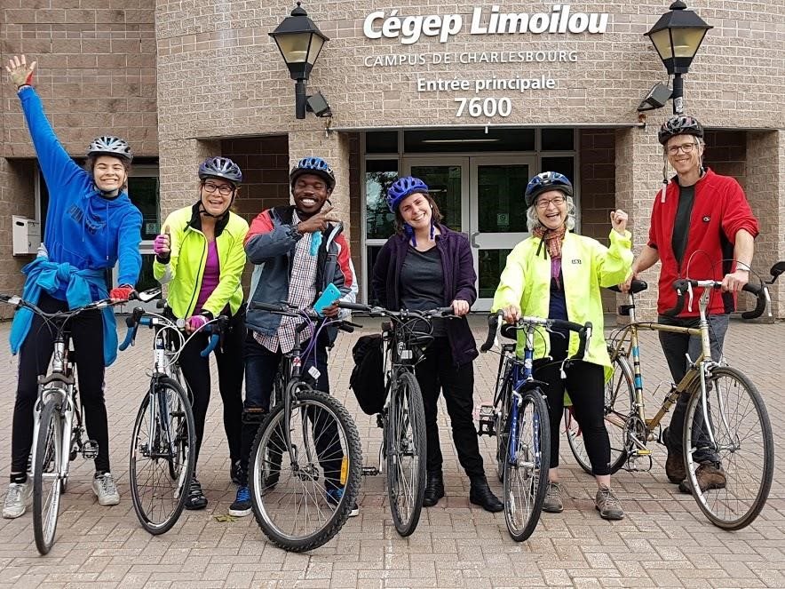 Vélothon étudiants et employés du Cégep Limoilou en vélo devant le campus de Charlesbourg