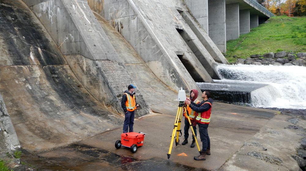 Étudiants en géomatique prennent des mesures barrage