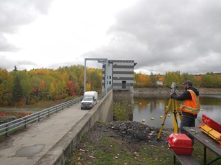 Étudiants en géomatique prennent des mesures pont