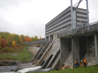 Étudiants en géomatique prennent des mesures barrage