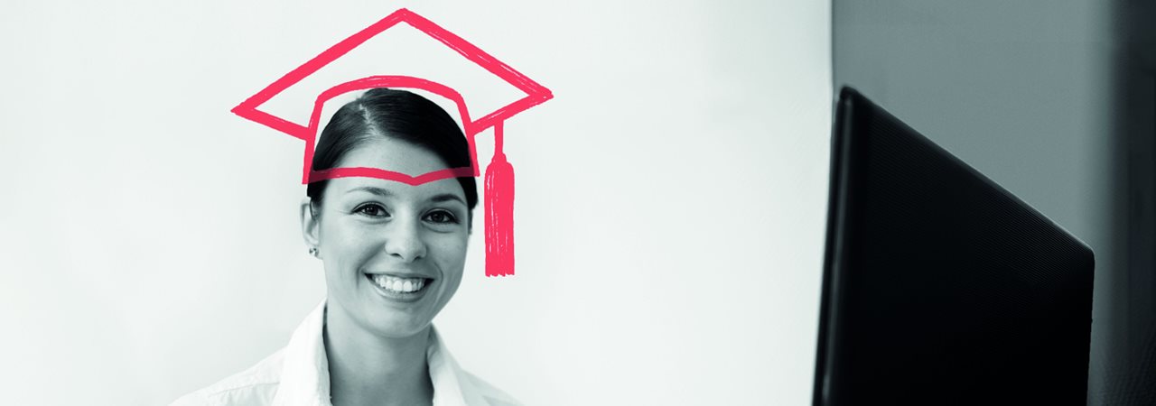 Femme souriante avec dessin de mortier de graduation rouge sur la tête