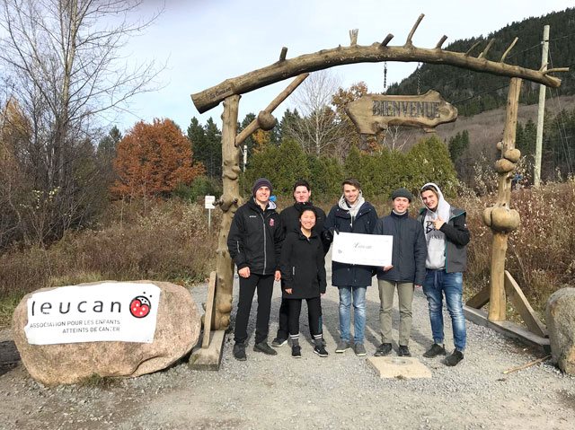 Étudiants qui participent à une collecte de fonds pour Leucan