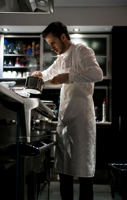 Philippe Bisson-Ouellet, chef concentré au travail