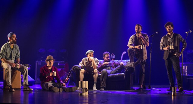 Formation musicale Bleu Macédoine : Adrien Pasquier, Anthony Marois, Guillaume Dijoux, Gaël Aubier, Michaël Lortie et Rémi Cadieux-Lynch,