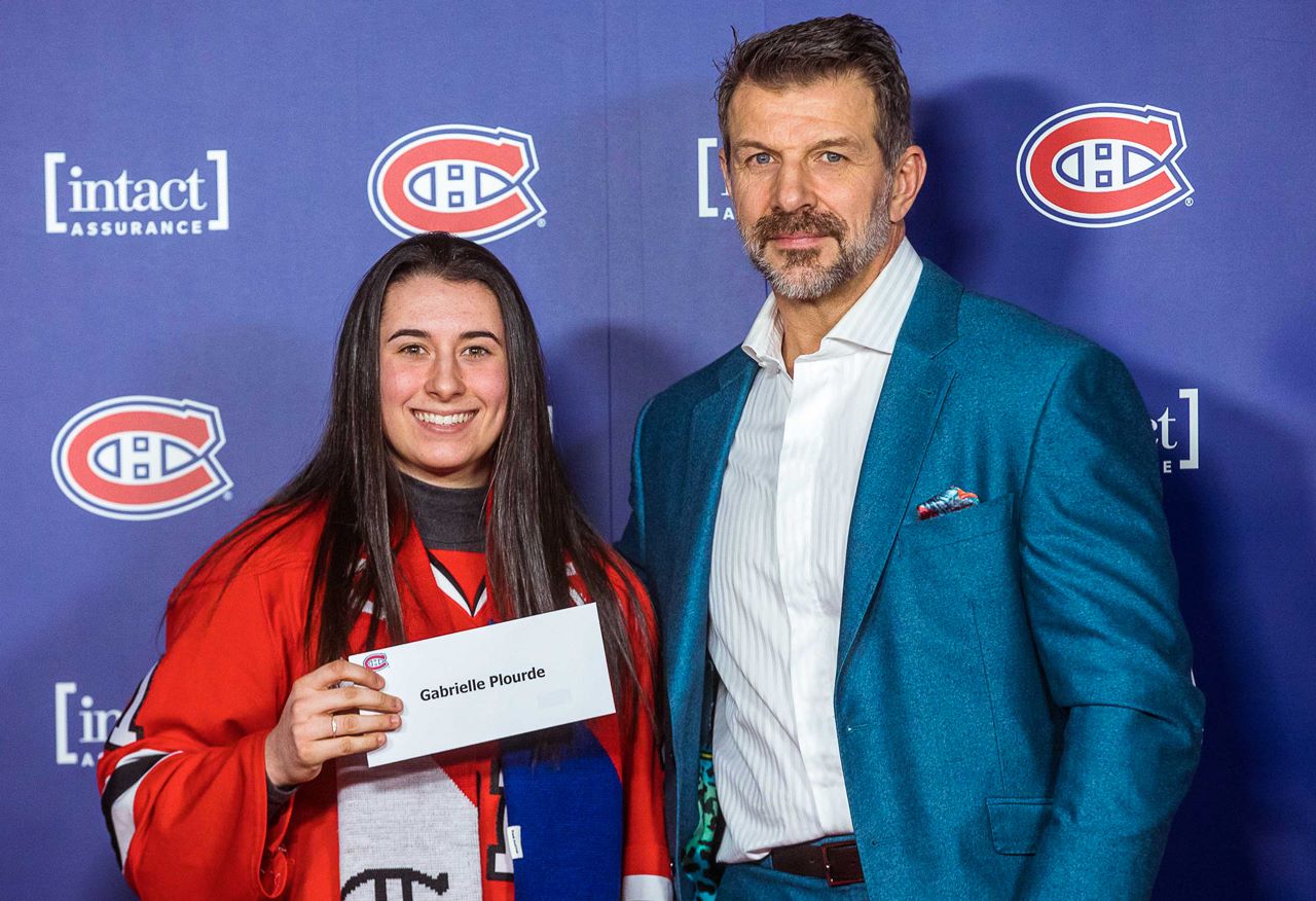 Gabrielle Plourde, étudiante en Sciences humaines au Cégep Limoilou, membre de l’équipe de hockey féminin des Titans et récipiendaire d'une bourse des Canadiens de Montréal, accompagnée de Marc Bergevin, directeur général des Canadiens de Montréal