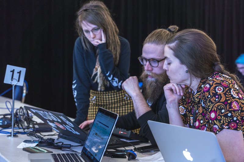 Étudiants en informatique devant ordinateur au HackQc 2019