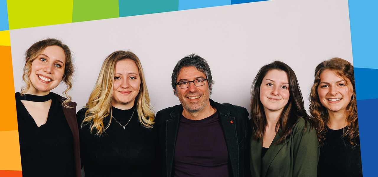 Justine Coulombe et Jennifer Bélanger, récipiendaires du prix Coup de cœur du jury pour le projet projet Ça goale! Jeunes entrepreneurs d’ici, accompagnées de leur enseignant, Pierre Blais, et de Laurie Giroux et Émilie Bilodeau, récipiendaires dans la catégorie Collégial - individuel et petit groupe pour le projet  Une caf « faite » pour moi!