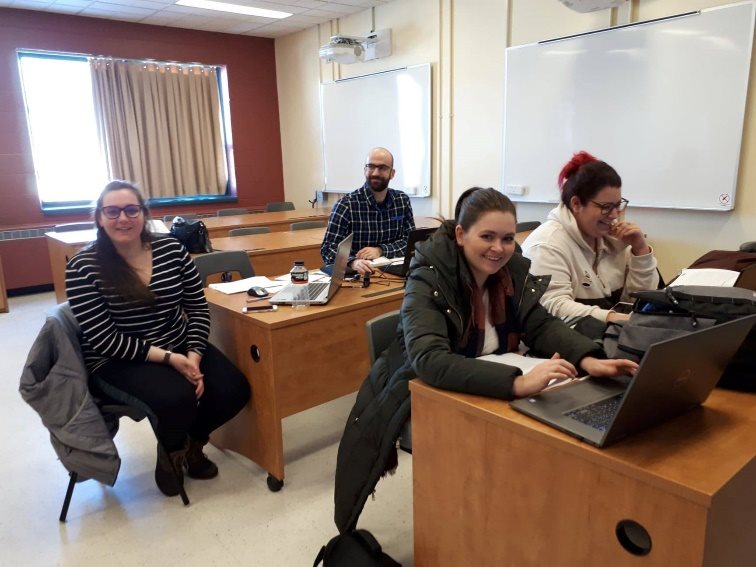 Les étudiants assistent à une formation où ils explorent et apprivoisent le logiciel ImpôtExpert fourni par le Programme communautaire des bénévoles en matière d'impôt du gouvernement du Canada. 
