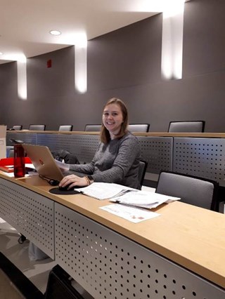 Une de nos étudiantes en Techniques de comptabilité et gestion participant à la clinique de l’impôt bénévole des étudiants de la Faculté des sciences de l’administration de l’Université Laval.