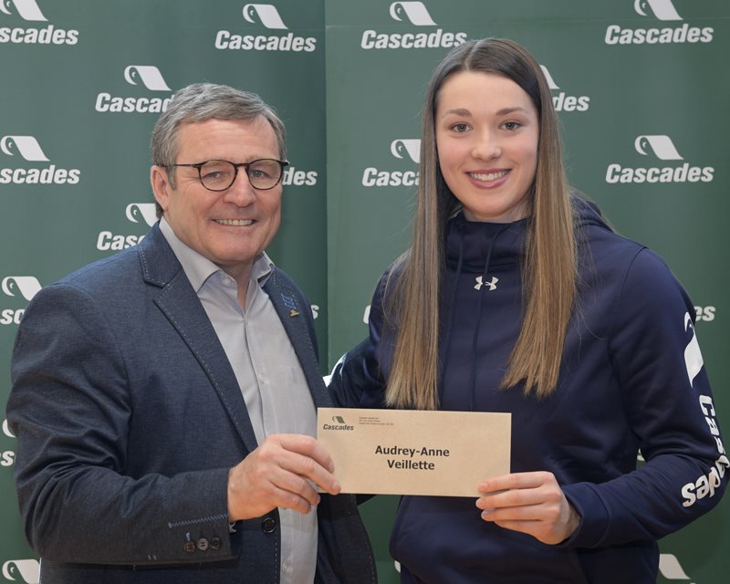 Mario Plourde, président et chef de la direction de Cascades et Audrey-Anne Veillette, boursière