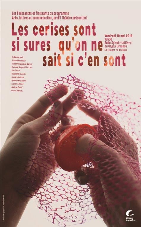 Affiche pour la pièce de théâtre Les cerises sont si sures qu'on ne sait si c'en sont; deux mains tenant du tissu mailles et une demi tomate cerise