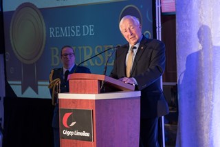 L'honorable Michel Doyon, lieutenant-gouverneur du Québec; Gabrielle Côté; Thomas Desrosiers; Philippe Aubé, directeur des études