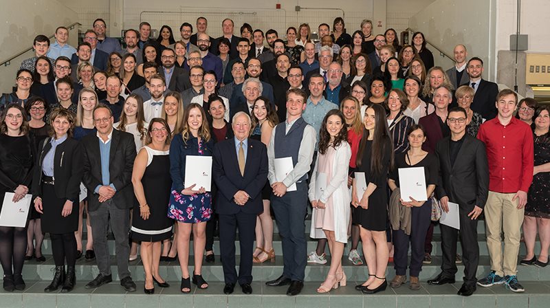 L’honorable Michel Doyon, lieutenant-gouverneur du Québec, est entouré des étudiants boursiers, des partenaires et donateurs de la Fondation ainsi que des membres de la direction et du personnel, lors de la Soirée du mérite étudiant 2019 du Cégep Limoilou.