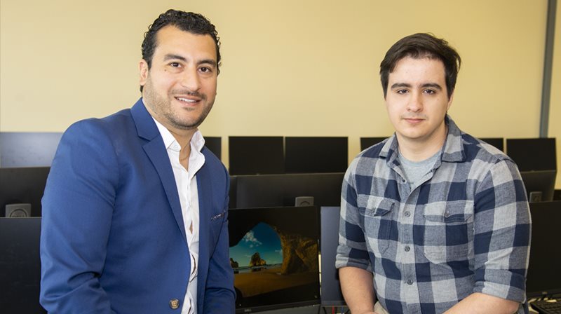 Walid Boulabiar, enseignant en Techniques de l’informatique et Léandre Bisson, étudiant finissant en Techniques de l’informatique, profil Gestion de réseaux